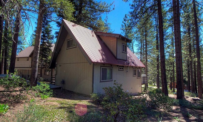 Country Club Estates House | Cozy Cabin by Lake Tahoe Accommodations