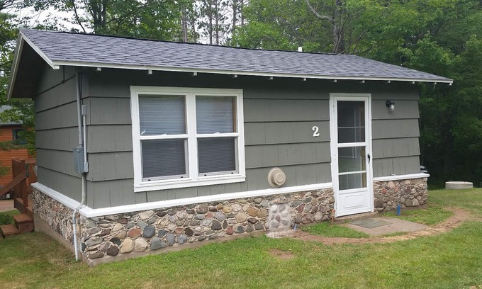 Conover Cabin | Cozy Cabin Getaway - Studio on ATV & Snowmobile Trail with Hi Speed WiFi