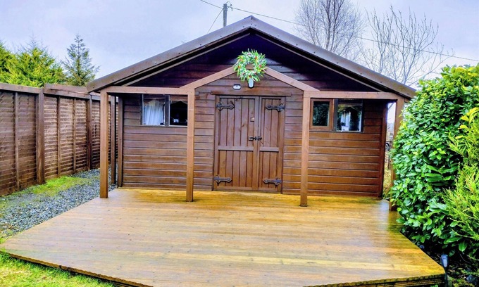 Ballaghaderreen Cabin | Cozy cabin in a tranquil rural setting with a hot tub and a wood burning stove