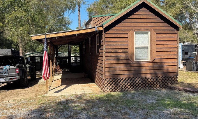 Fort McCoy Cabin | Cozy cabin in charming Salt Springs Resort with WiFi and a screened in porch