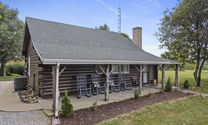 Milton Cabin | Cozy Cabin Madison Indiana