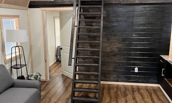 Avinger Cabin | Cozy cabin near Lake O' Pines / Avinger