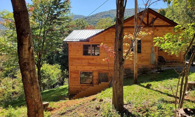 Roan Mountain Cabin | Cozy Cabin on Roan Mountain with a view and WIFI