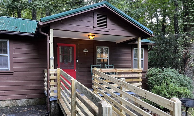 Maggie Valley House | Cozy Cabin Pet and Accessible Friendly