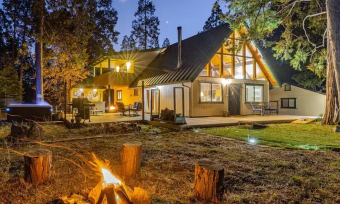Mariposa Cabin | Cozy Cabin with Hot Tub Near Yosemite - Dog Friendly