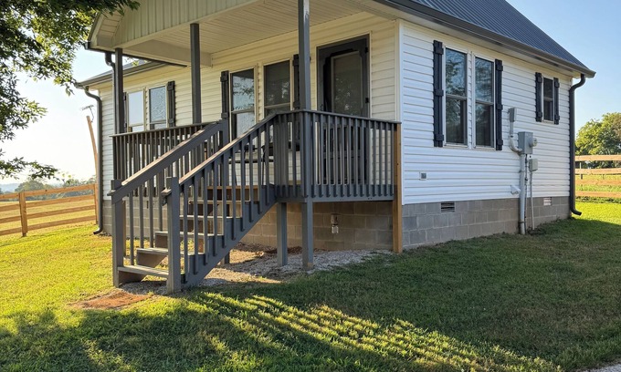 Hardyville Cabin | Cozy cabin with loft in midst of farmland WiFi, AC, washer-dryer