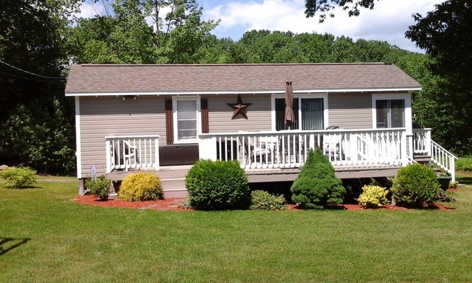 Monmouth Cabin | Cozy Cabin with Sandy Beach