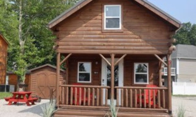 Ashtabula Cabin | Cozy cabin with views of Lake Erie and colorful sunsets!