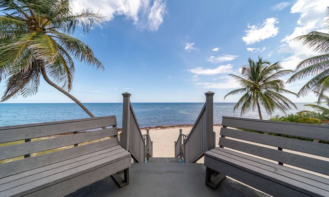 North Side Cottage | Cozy Cayman Beach Front Cottage - Emerald Sea House , 2 Bdrm 2 bath