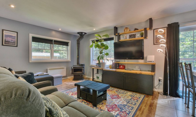 Chertsey House | Cozy chalet with river access, sauna & nature
