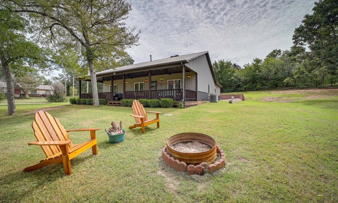 Checotah House | Cozy Checotah Retreat w/Deck Near Eufaula Lake
