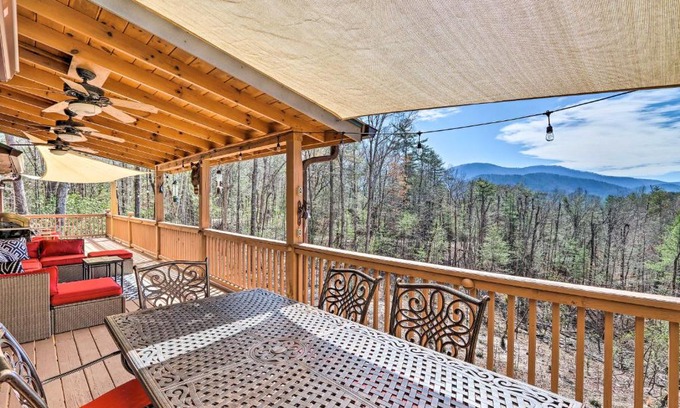 Hidden Lake House | Cozy Cherry Log Cabin about 10 Mi to Mercier Orchards