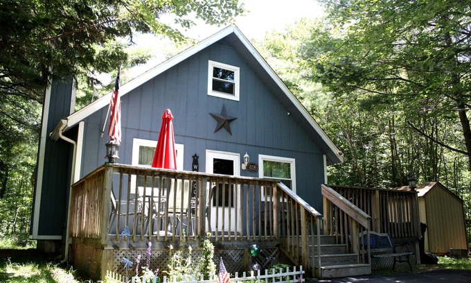 Pocono Summit Ski Chalet | COZY & CLEAN! 2 BR Pocono MTN Chalet w GREAT location!