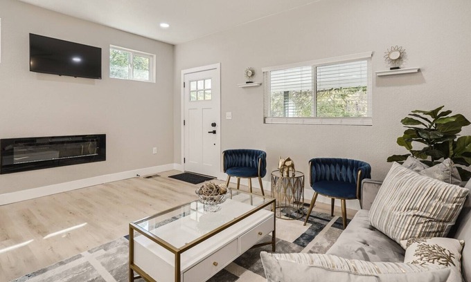Kipling House | Cozy & Clean House Next to Beautiful Creek & Trail