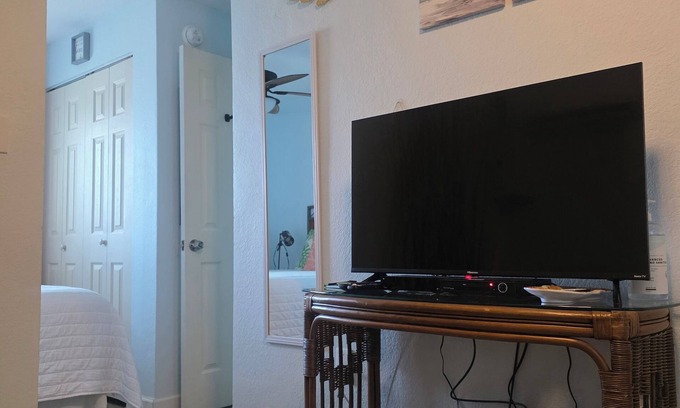 Cape Caneveral Beach Gardens Condo | Cozy-Coastal-Private Condo + NASA, Cruise Ships & Cocoa , 3min->Beach, 2Flr, 1BR