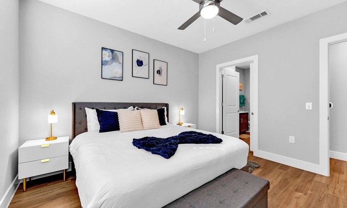 Fort Worth Apartment | Cozy Comfort1bd Attached Garage+Desk+Pool+Gym