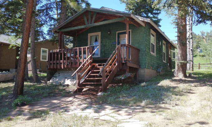 Nederland Cabin | Cozy & Comfortable 1BD Cabin In Nederland ~ Walk to Downtown, Trails & RTD Bus
