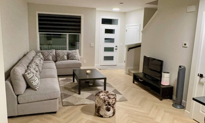 Northwest Edmonton House | Cozy, Comfortable & Sleek room for rent | 10 mins to West Edmonton Mall