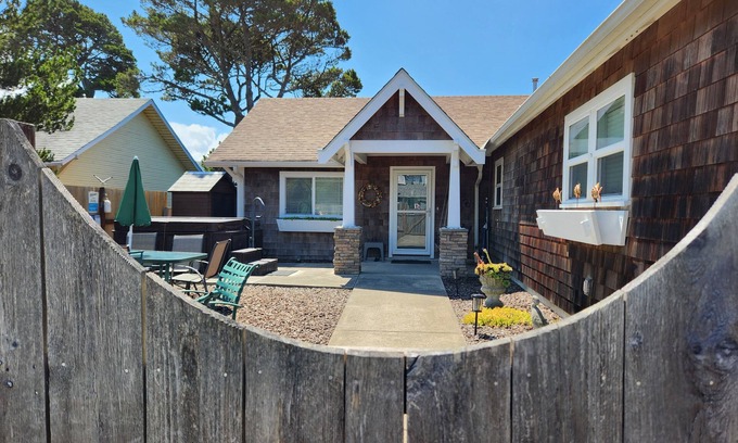Seaside House | Cozy & Comfy, 1 Blk to Beach & 2 Blks to Promenade, Hot Tub, Firepit, BBQ
