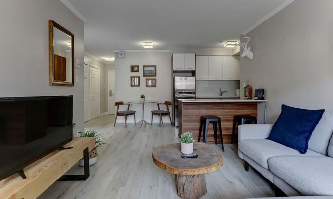 Shaughnessy Village Apartment | Cozy condo in heart of downtown Montreal