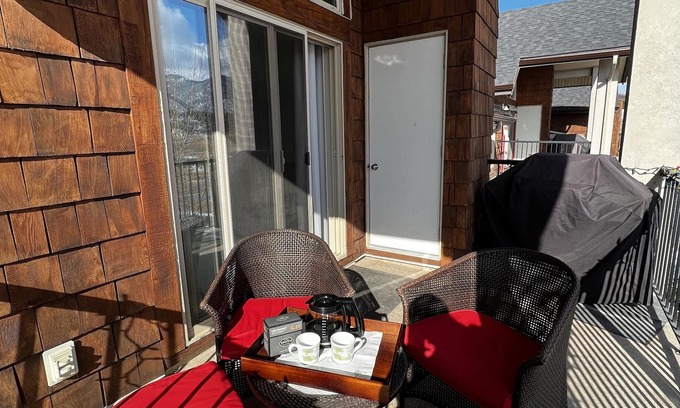 East Kootenay Condo | Cozy Condo & Invermere BC & Mountains & Lake view & Pool open ! & Hottub & AC