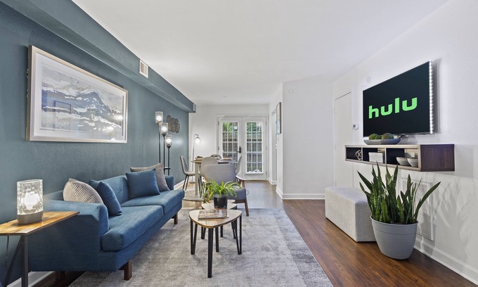 Cotswold Condo | Cozy Condo * Office* Near Luxury Mall & Uptown
