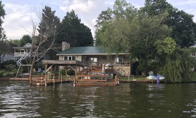New London House | Cozy Cottage by the Lake