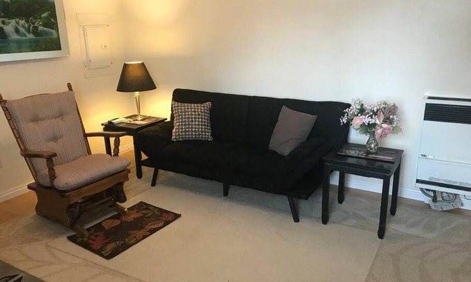 Kimberly House | Cozy Cottage House B with Double Carport