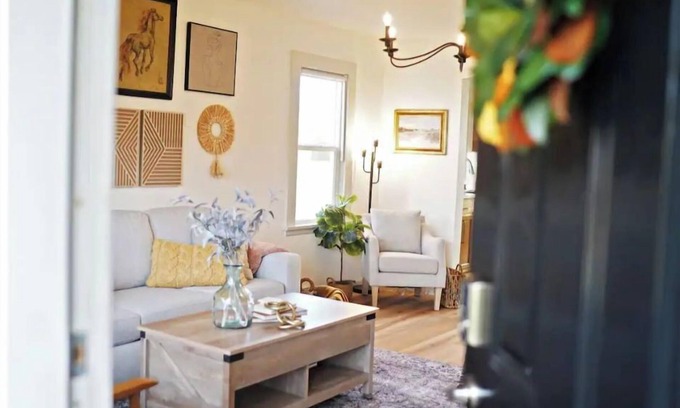 Groveland House | Cozy Cottage in East Peoria!