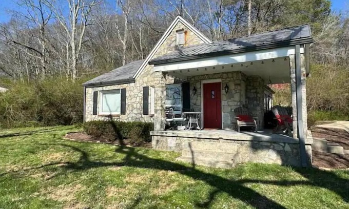 Franklin Cottage | Cozy Cottage in Leiper’s Fork, Franklin, TN.