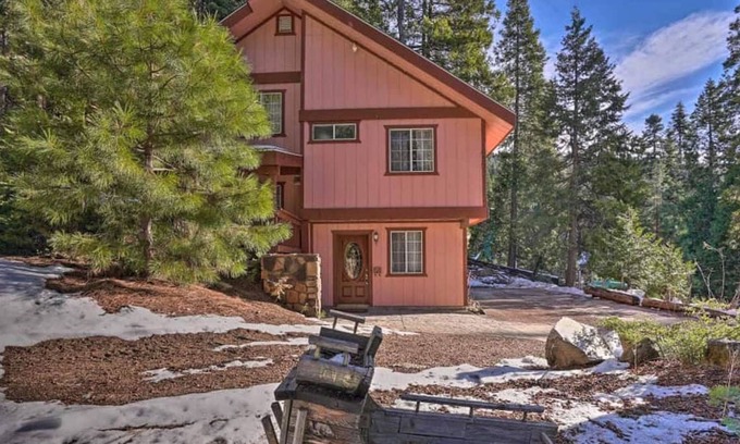 Yosemite West House | Cozy cottage inside Yosemite National Park with patio - near skiing
