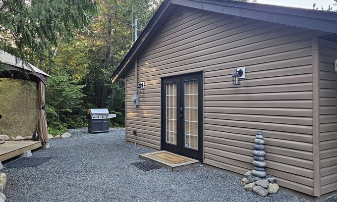 Regional District of Nanaimo Cottage | Cozy Cottage, Minutes from stunning waterfalls and beautiful beaches!