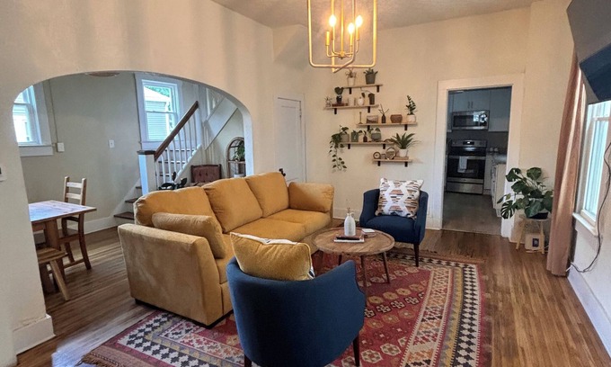 New Albany House | Cozy Cottage on Spring-Centrally Located and 10 mins from downtown Louisville