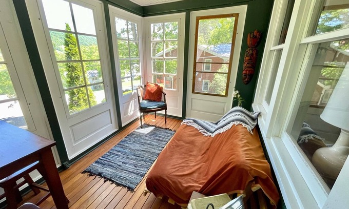 Warm Springs Cottage | Cozy cottage on the hill in the heart of Warm Springs.