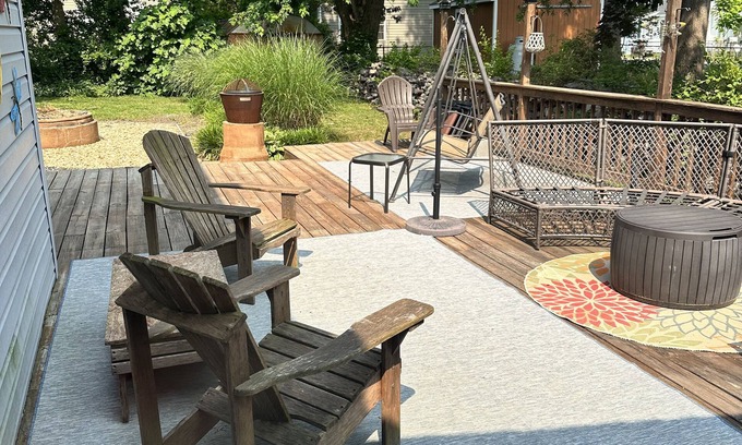 Colonial Beach Cottage | Cozy cottage on the point - 2 blocks from river and bay!