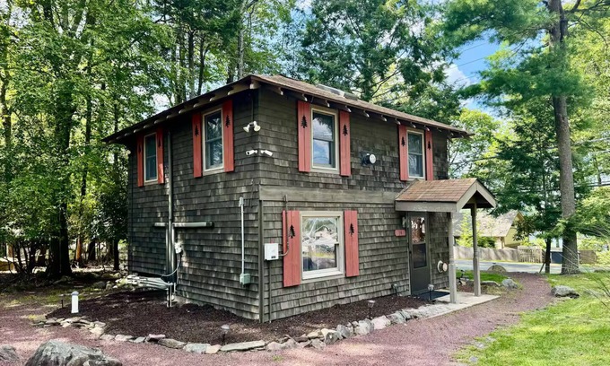 Lake Harmony Estates House | Cozy Cottage: Private Lake Access, Fires & Fun!
