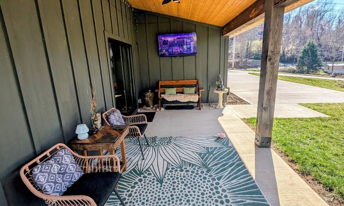 Waynesville Cottage | Cozy Cottage Sleeps 4! - Master King Bedroom and Hideaway Loft with Double Bed.