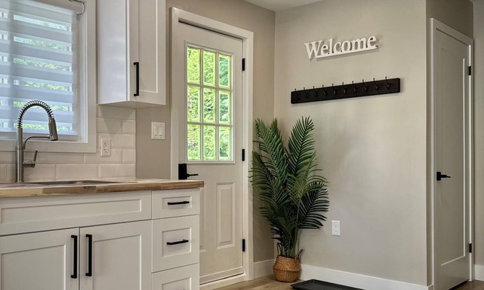 Port Stanley Apartment | Cozy Cottage Suite in Port Stanley. 5 Minute Walk From Little Beach!