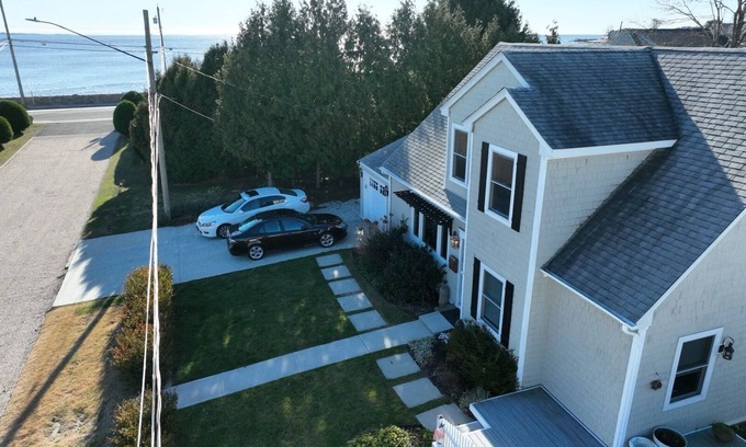 New London House | Cozy Cottage w/Lighthouse Views - Private Beach - Dedicated Office