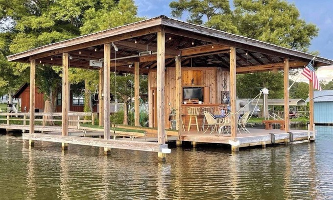 Crisp County House | Cozy Cottage with amazing views on the lake.