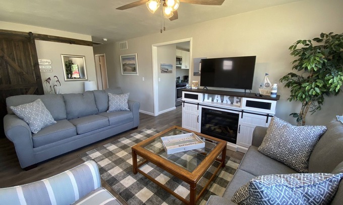 Vermilion House | Cozy cottage with lake view! 20 min from Cedar Point, Kalahari, & Sports Force!