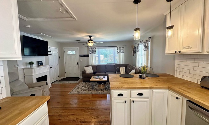 Grove City House | Cozy Cottage with Walkability to Downtown Grove City
