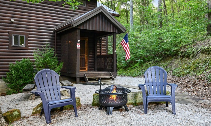 Laurelville Cabin | Cozy Couples Cabin! Hidden in the Woods of Hocking Hills!