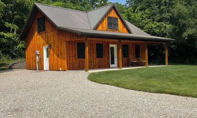 Hallsville Cabin | Cozy Creek Cabin is on the outskirts of the unique little town of Tarlton