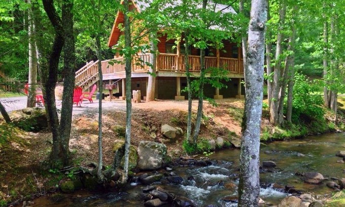 Bryson City Cabin | Cozy Creekside Cabin just a few steps from Lands Creek!