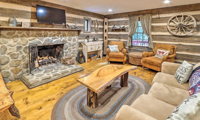 Sautee Nacoochee House | Cozy Creekside Mountain Escape with Hot Tub!