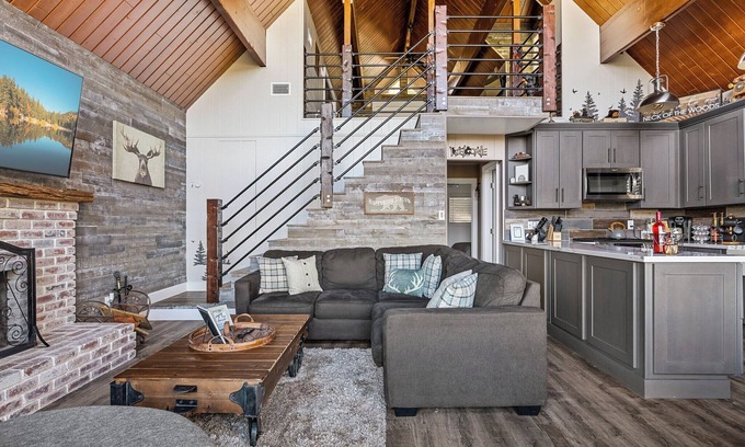 Crestline Cabin | Cozy Crestline Gem 4-bedroom cabin with Lake View & Game Room