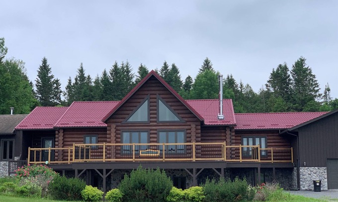 Champlain Ski Chalet | Cozy Crimson Cabin | Chalet w/Glamping in the Backyard and Retro Theme Kitchen!
