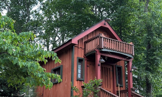 Point of Rocks Cabin | Cozy Custom-built Cottage in pleasant Point of Rocks with WiFi and AC