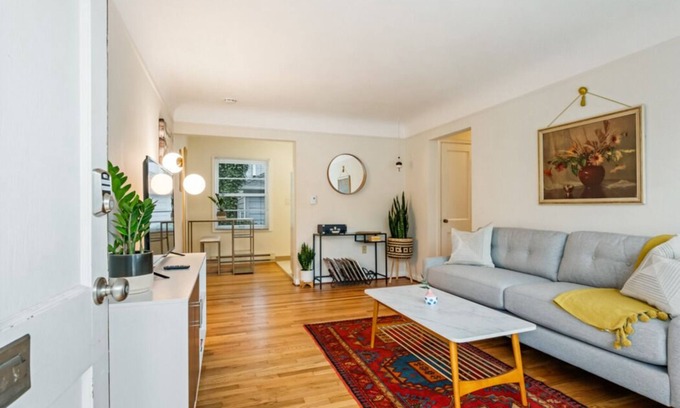 Hosford-Abernethy Apartment | Cozy Cute Apartment in the Heart of SE Portland. 96 Walk Score!